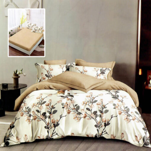 Ropa de cama blanca y beige con flores