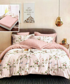Ropa de cama blanca y rosa con flores