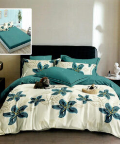 Ropa de cama blanca y turquesa con flores
