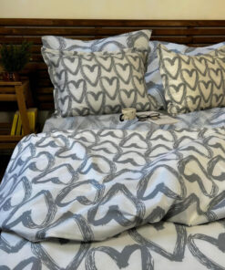 Ropa de cama blanca y corazones gris