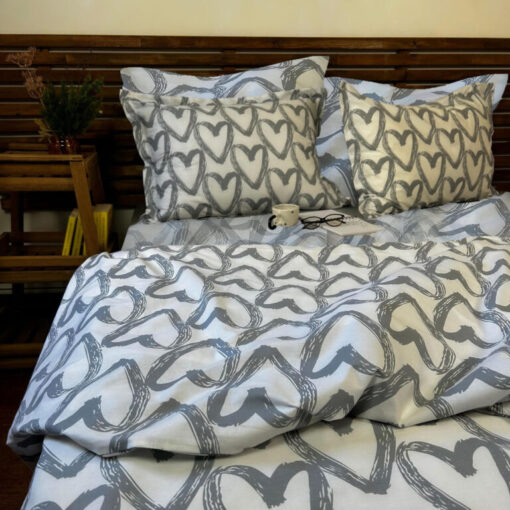 Ropa de cama blanca y corazones gris