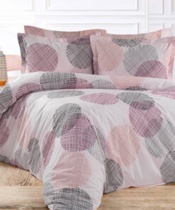 Ropa de cama blanca y aros en colores