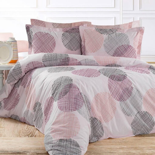 Ropa de cama blanca y aros en colores