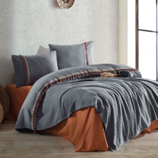 Ropa de cama gris oscuro y naranja