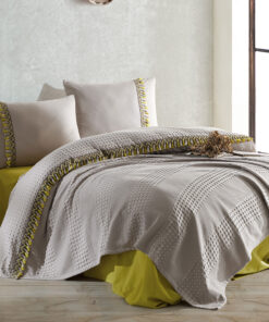 Ropa de cama amarilla y beige