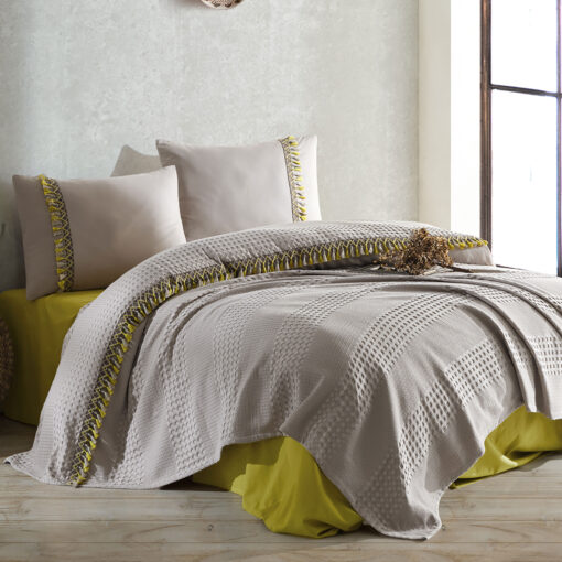 Ropa de cama amarilla y beige
