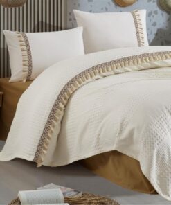 Ropa de cama marron y blanca