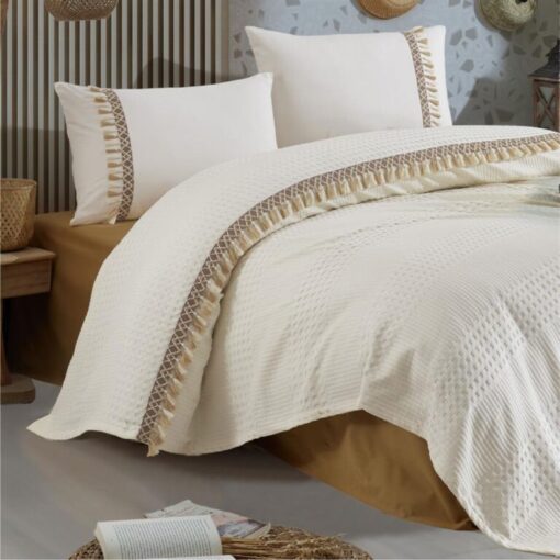 Ropa de cama marron y blanca